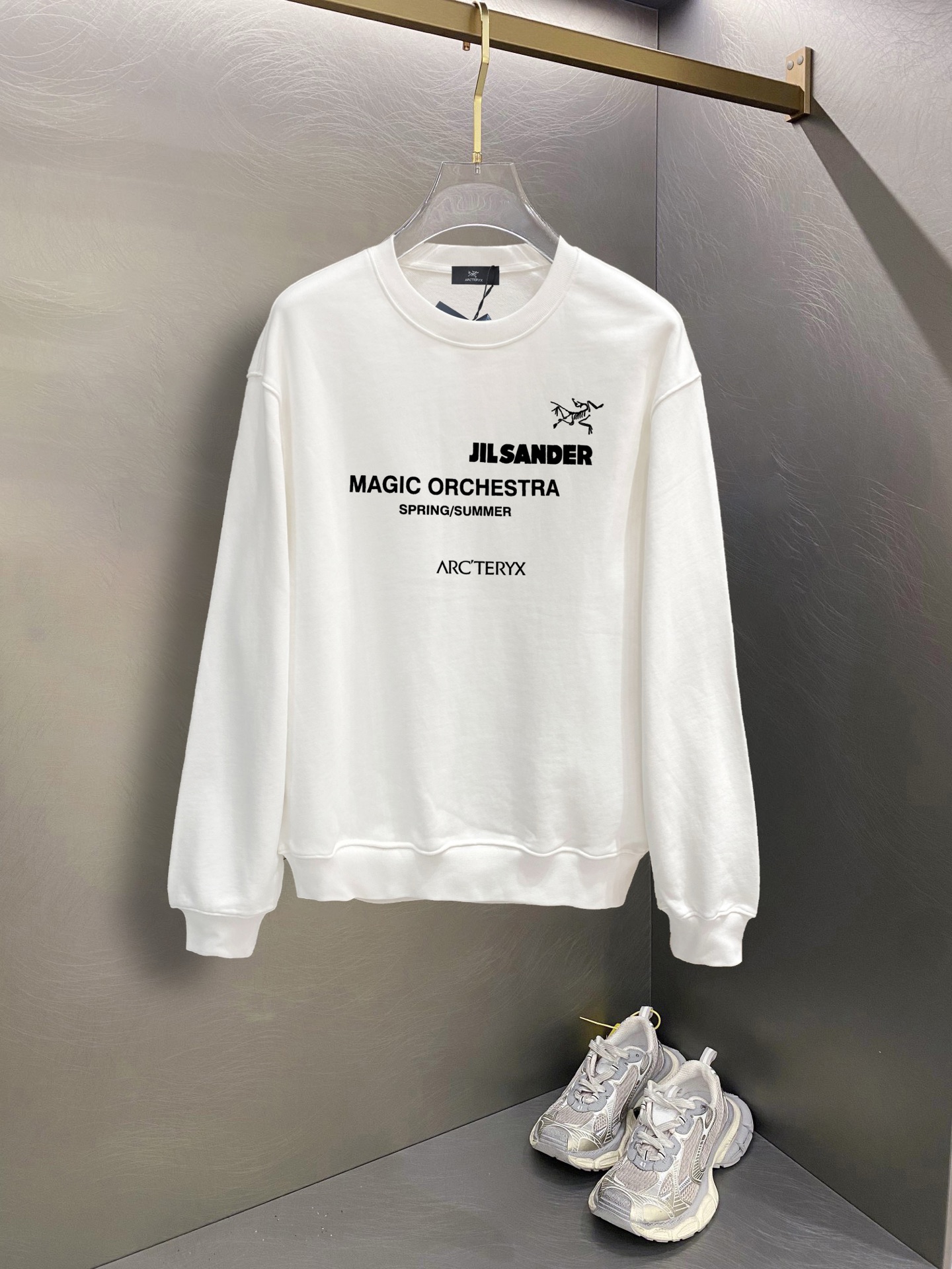 ￼ ￼ ￼ ￼ 始祖鸟 官网 新款字母印花双层重工字母图案不管是T桖还是卫衣都是每年的爆款单品 前幅大面