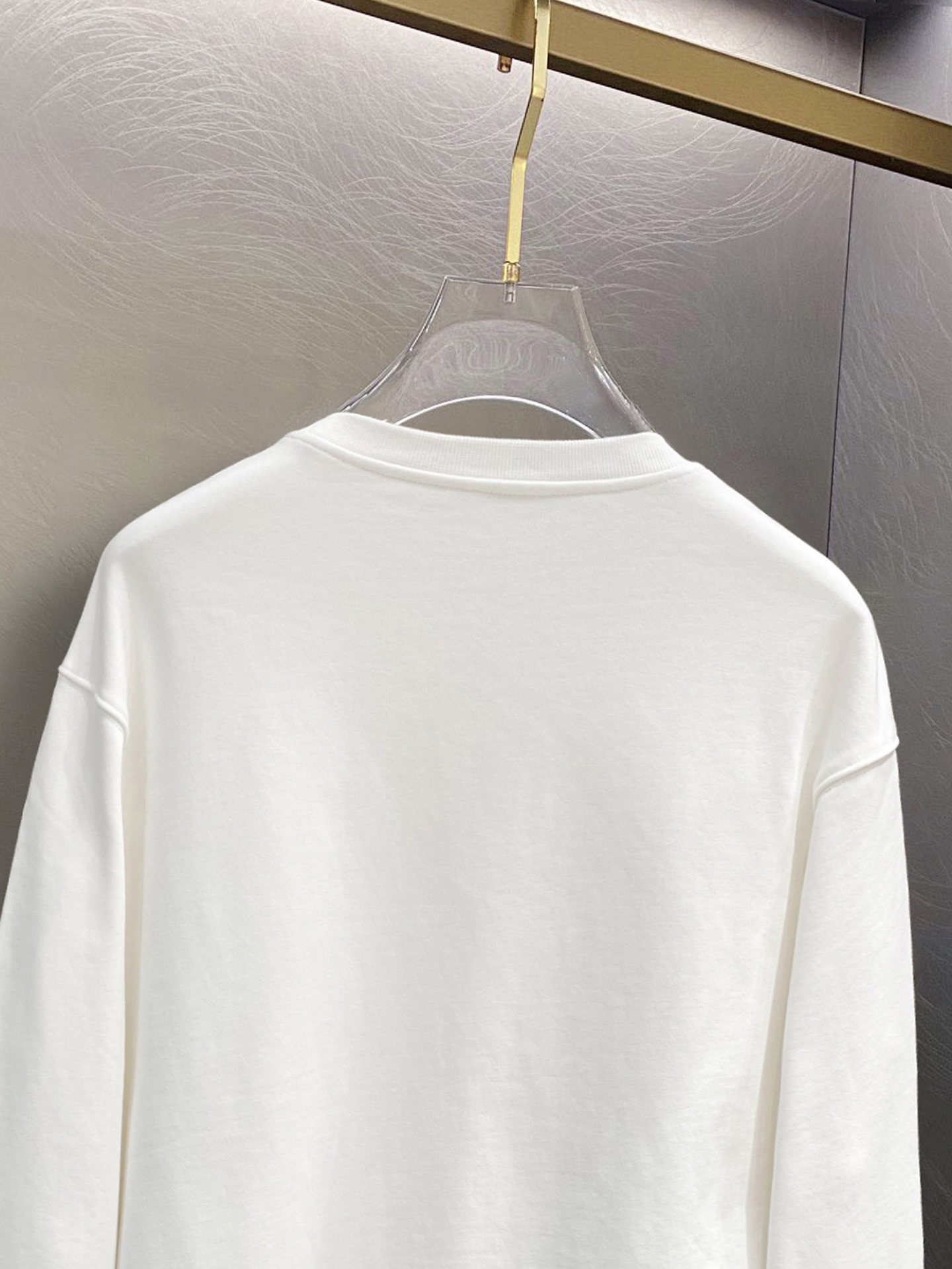 ￼ ￼ ￼ ￼ 始祖鸟 官网 新款字母印花双层重工字母图案不管是T桖还是卫衣都是每年的爆款单品 前幅大面