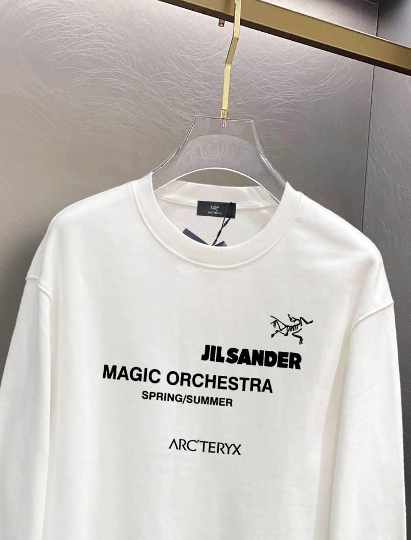 ￼ ￼ ￼ ￼ 始祖鸟 官网 新款字母印花双层重工字母图案不管是T桖还是卫衣都是每年的爆款单品 前幅大面