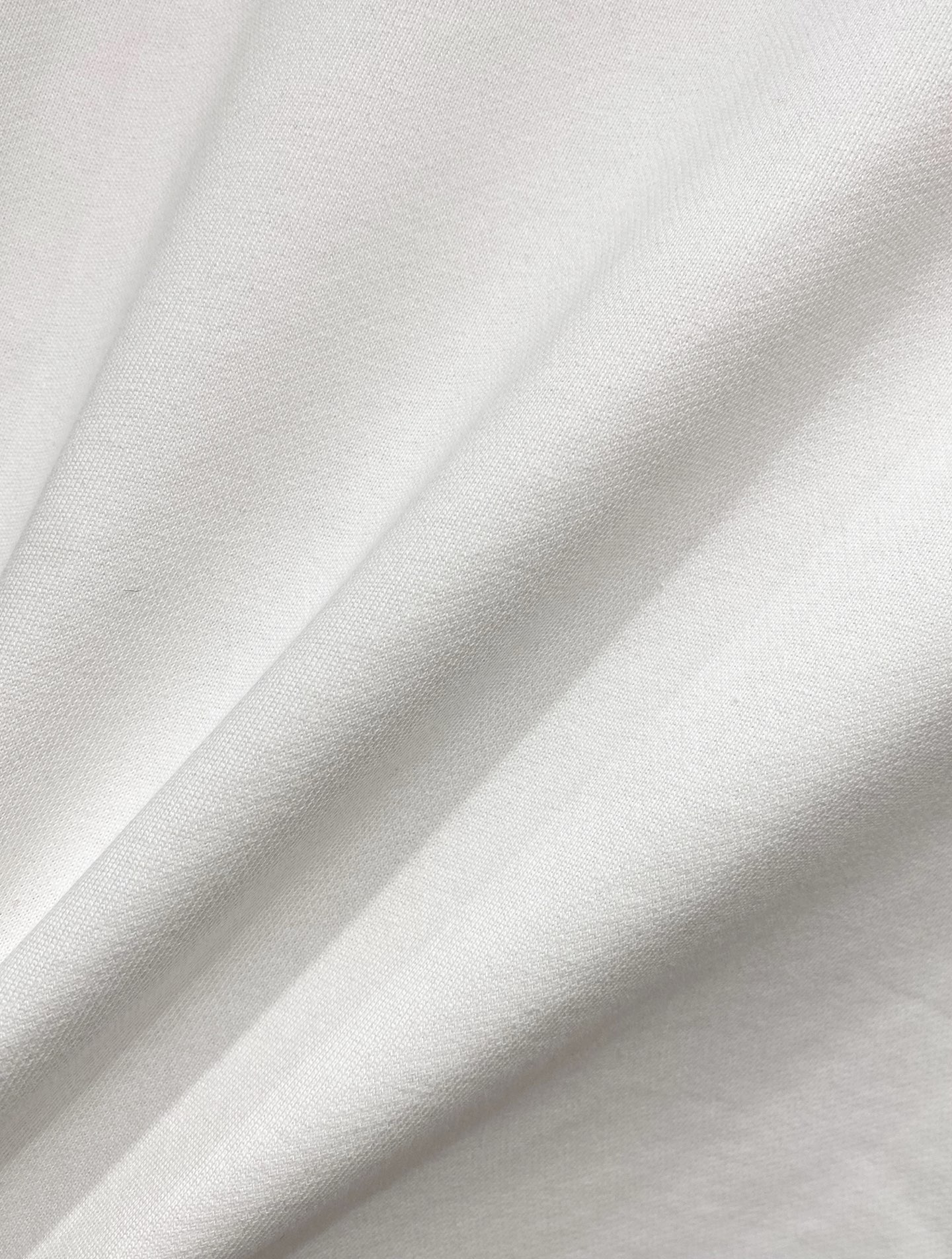 ￼ ￼ ￼ ￼ 始祖鸟 官网 新款字母印花双层重工字母图案不管是T桖还是卫衣都是每年的爆款单品 前幅大面