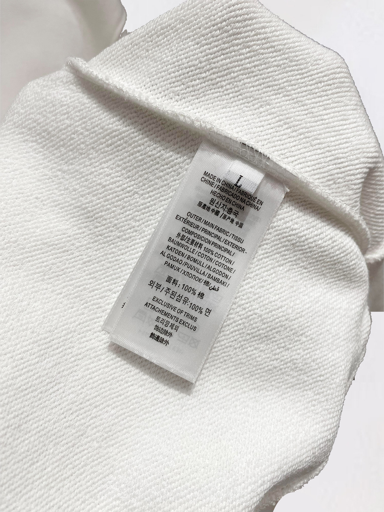 ￼ ￼ ￼ ￼ 始祖鸟 官网 新款字母印花双层重工字母图案不管是T桖还是卫衣都是每年的爆款单品 前幅大面