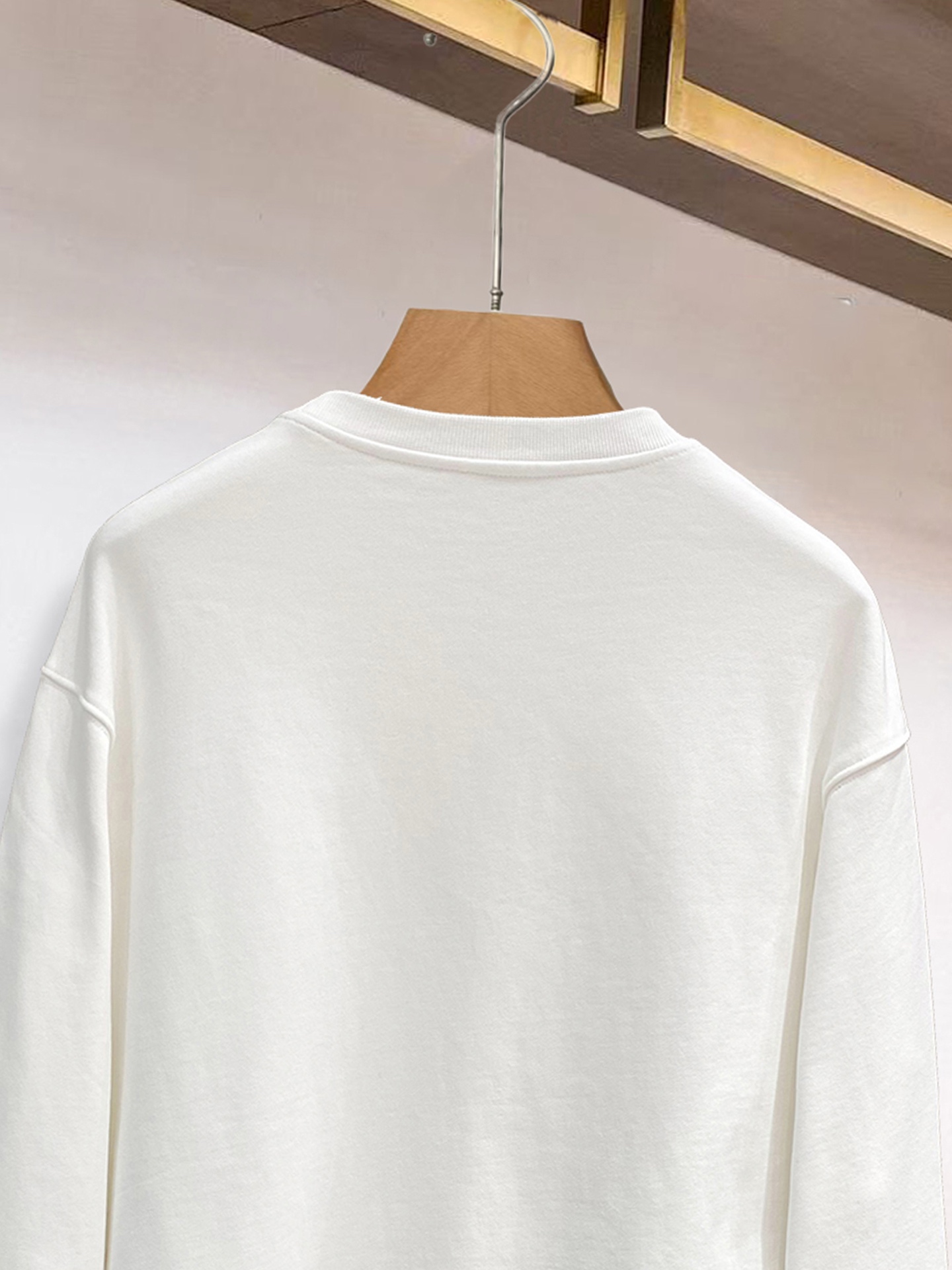 ￼ ￼ ￼ ￼ 始祖鸟 官网 新款字母印花双层重工字母图案不管是T桖还是卫衣都是每年的爆款单品 前幅大面