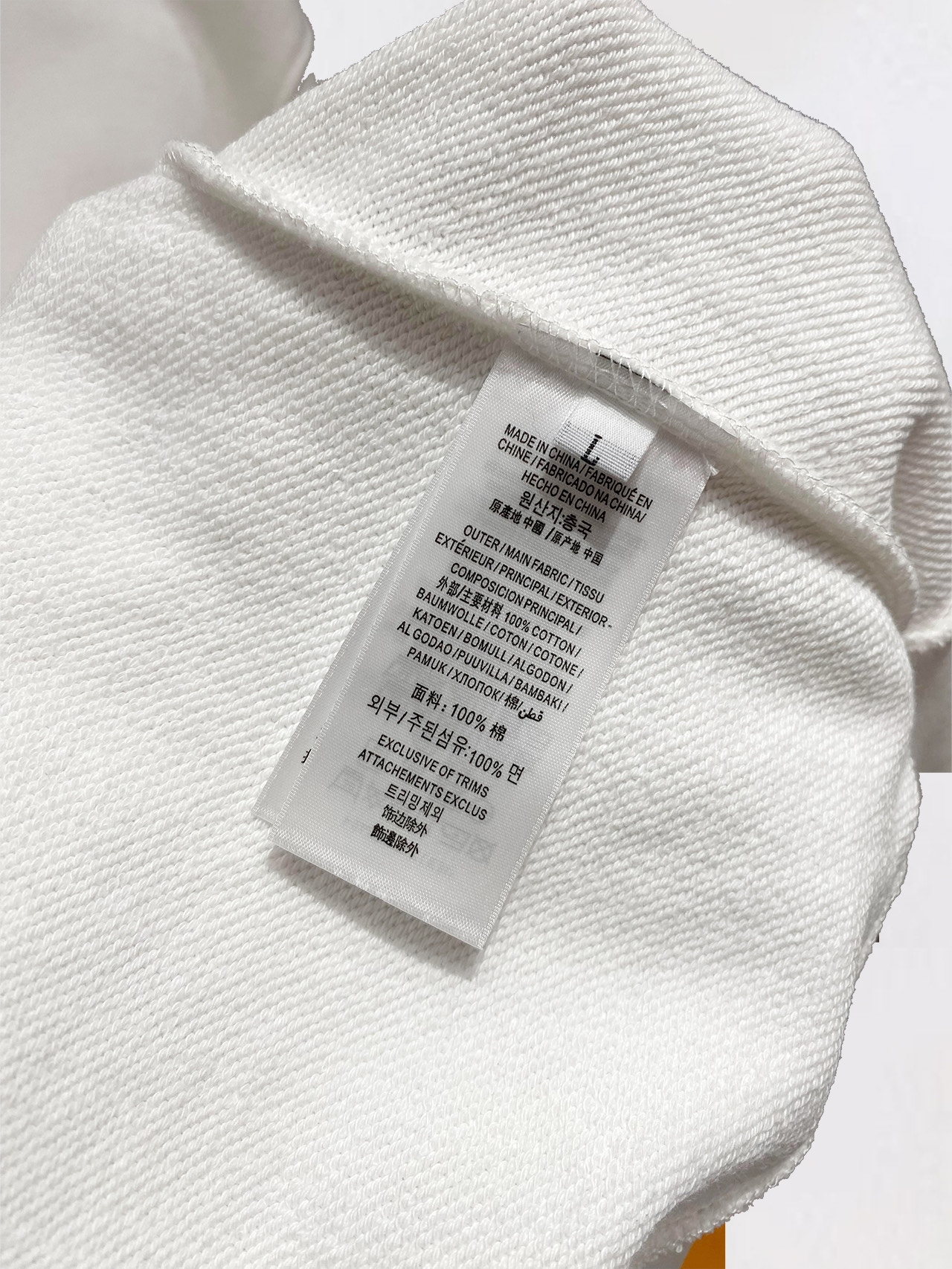 ￼ ￼ ￼ ￼ 始祖鸟 官网 新款字母印花双层重工字母图案不管是T桖还是卫衣都是每年的爆款单品 前幅大面