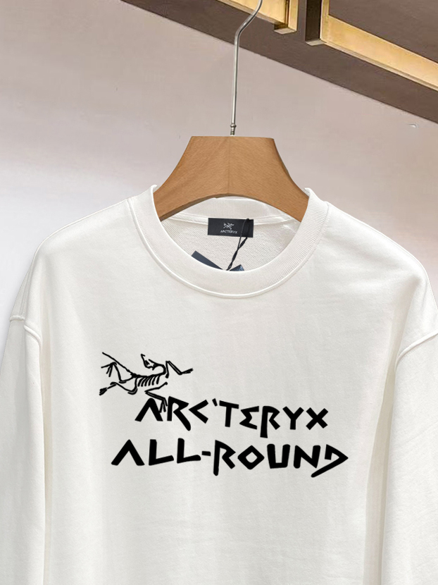 ￼ ￼ ￼ ￼ 始祖鸟 官网 新款字母印花双层重工字母图案不管是T桖还是卫衣都是每年的爆款单品 前幅大面