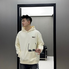  巴黎世家 官网 新款字母印花双层重工字母图案不管是T桖还是卫衣都是每年的爆款单品 前幅大面积印花  巴黎世家 官网 新款字母印花双层重工字母图案不管是T桖还是卫衣都是每年的爆款单品 前幅大面积印花