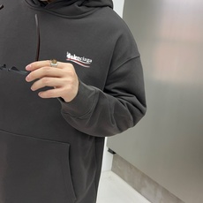  巴黎世家 官网 新款字母印花双层重工字母图案不管是T桖还是卫衣都是每年的爆款单品 前幅大面积印花  巴黎世家 官网 新款字母印花双层重工字母图案不管是T桖还是卫衣都是每年的爆款单品 前幅大面积印花