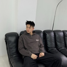  巴黎世家 官网 新款字母印花双层重工字母图案不管是T桖还是卫衣都是每年的爆款单品 前幅大面积印花  巴黎世家 官网 新款字母印花双层重工字母图案不管是T桖还是卫衣都是每年的爆款单品 前幅大面积印花