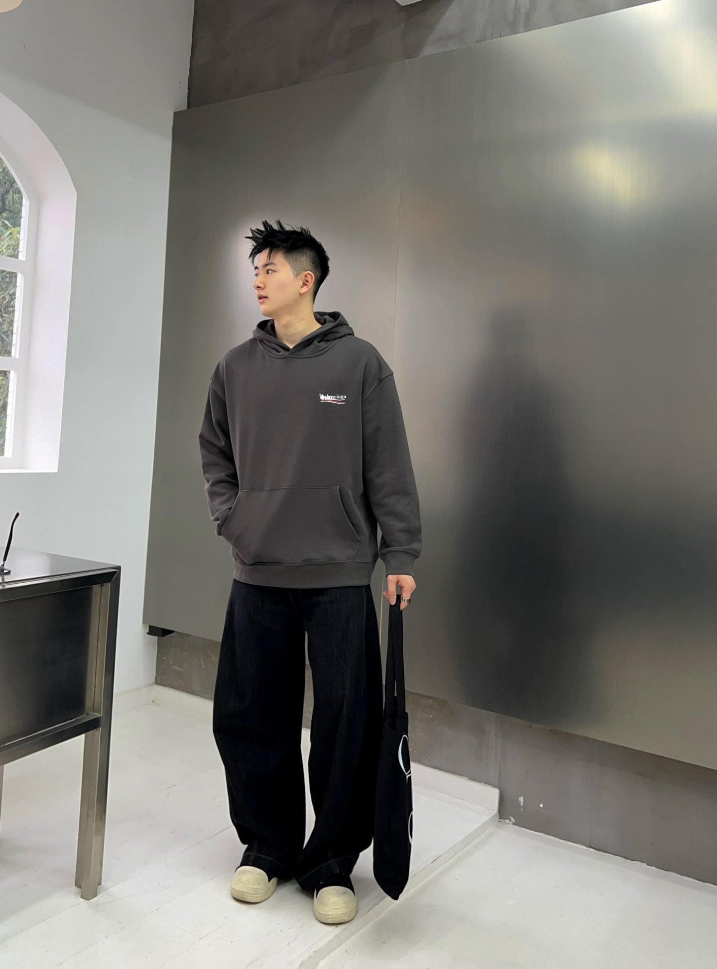 ￼  巴黎世家 官网 新款字母印花双层重工字母图案不管是T桖还是卫衣都是每年的爆款单品  前幅大面积印花