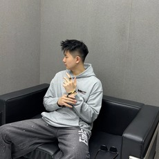  巴黎世家 官网 新款字母印花双层重工字母图案不管是T桖还是卫衣都是每年的爆款单品 前幅大面积印花  巴黎世家 官网 新款字母印花双层重工字母图案不管是T桖还是卫衣都是每年的爆款单品 前幅大面积印花