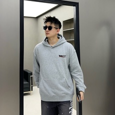  巴黎世家 官网 新款字母印花双层重工字母图案不管是T桖还是卫衣都是每年的爆款单品 前幅大面积印花  巴黎世家 官网 新款字母印花双层重工字母图案不管是T桖还是卫衣都是每年的爆款单品 前幅大面积印花