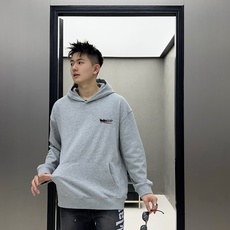  巴黎世家 官网 新款字母印花双层重工字母图案不管是T桖还是卫衣都是每年的爆款单品 前幅大面积印花  巴黎世家 官网 新款字母印花双层重工字母图案不管是T桖还是卫衣都是每年的爆款单品 前幅大面积印花