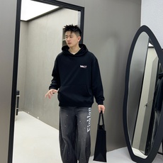  巴黎世家 官网 新款字母印花双层重工字母图案不管是T桖还是卫衣都是每年的爆款单品 前幅大面积印花  巴黎世家 官网 新款字母印花双层重工字母图案不管是T桖还是卫衣都是每年的爆款单品 前幅大面积印花