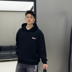  巴黎世家 官网 新款字母印花双层重工字母图案不管是T桖还是卫衣都是每年的爆款单品 前幅大面积印花  巴黎世家 官网 新款字母印花双层重工字母图案不管是T桖还是卫衣都是每年的爆款单品 前幅大面积印花