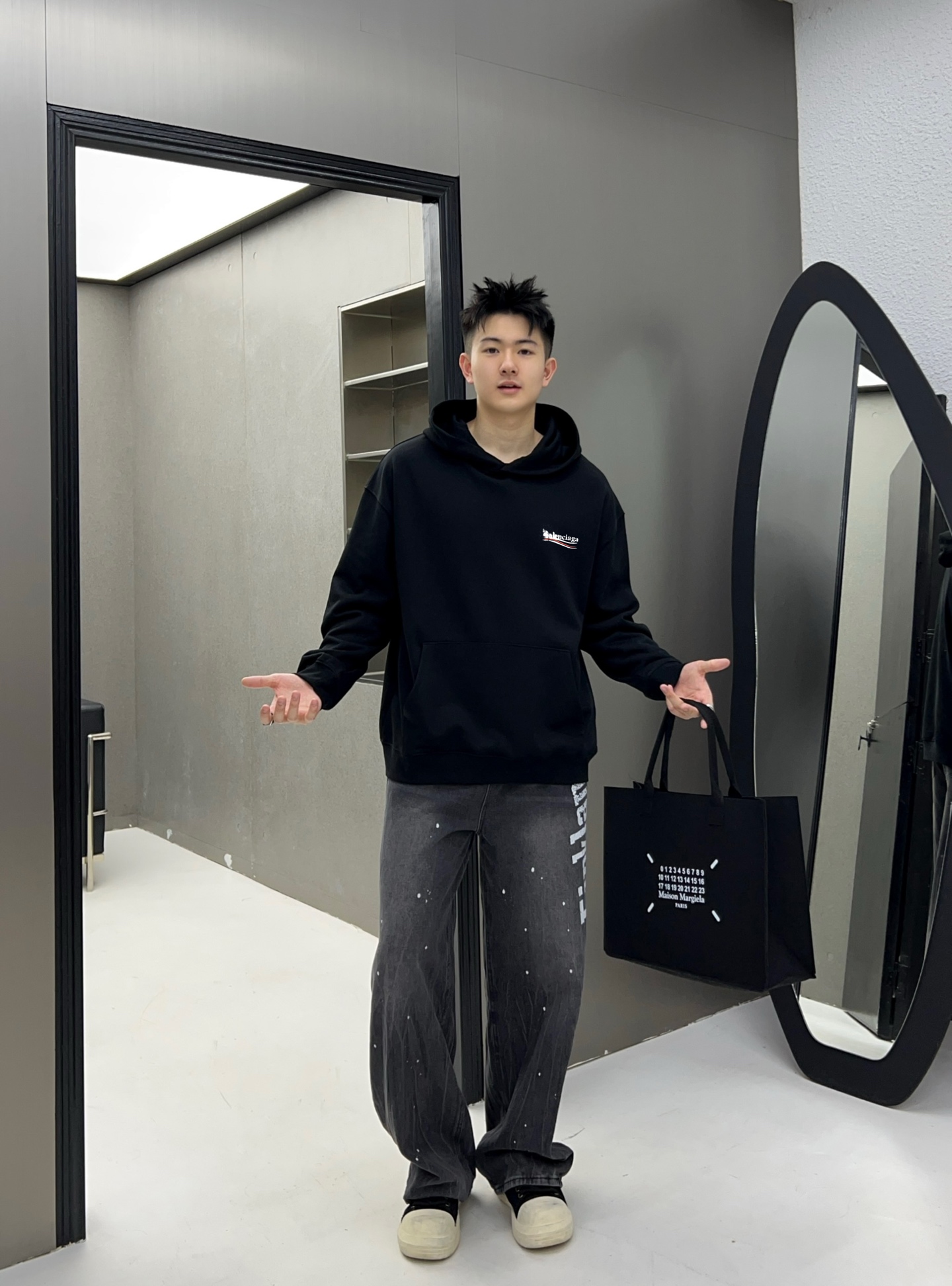 ￼  巴黎世家 官网 新款字母印花双层重工字母图案不管是T桖还是卫衣都是每年的爆款单品  前幅大面积印花