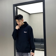  巴黎世家 官网 新款字母印花双层重工字母图案不管是T桖还是卫衣都是每年的爆款单品 前幅大面积印花  巴黎世家 官网 新款字母印花双层重工字母图案不管是T桖还是卫衣都是每年的爆款单品 前幅大面积印花
