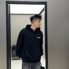  巴黎世家 官网 新款字母印花双层重工字母图案不管是T桖还是卫衣都是每年的爆款单品 前幅大面积印花  巴黎世家 官网 新款字母印花双层重工字母图案不管是T桖还是卫衣都是每年的爆款单品 前幅大面积印花