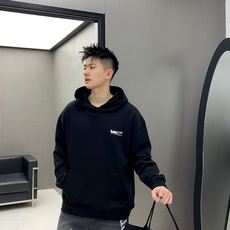  巴黎世家 官网 新款字母印花双层重工字母图案不管是T桖还是卫衣都是每年的爆款单品 前幅大面积印花  巴黎世家 官网 新款字母印花双层重工字母图案不管是T桖还是卫衣都是每年的爆款单品 前幅大面积印花