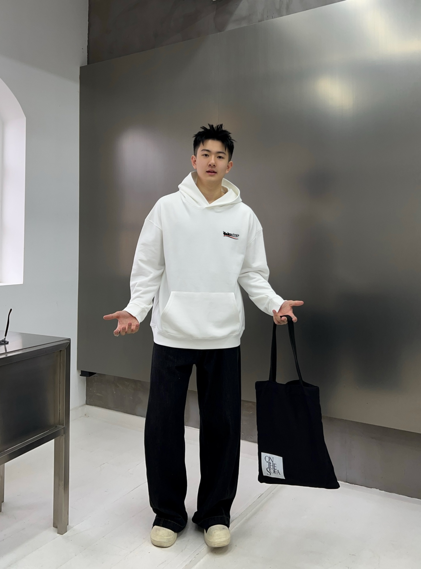 ￼  巴黎世家 官网 新款字母印花双层重工字母图案不管是T桖还是卫衣都是每年的爆款单品  前幅大面积印花