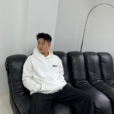  巴黎世家 官网 新款字母印花双层重工字母图案不管是T桖还是卫衣都是每年的爆款单品 前幅大面积印花  巴黎世家 官网 新款字母印花双层重工字母图案不管是T桖还是卫衣都是每年的爆款单品 前幅大面积印花