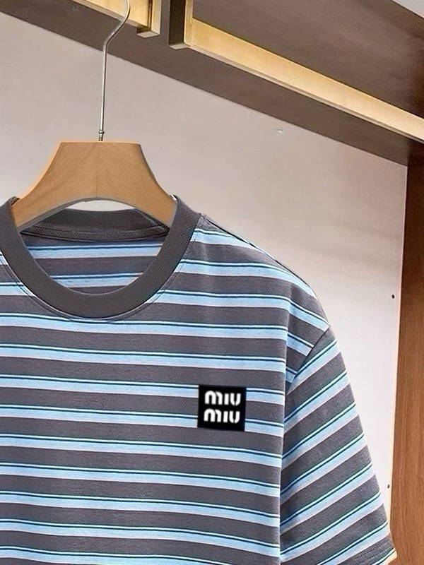 ￼ ￼    MUMU 25官网同步发售 欧美流行趋势 洗水分层工艺 洗水纯棉面料 条纹线条搭配 提升档