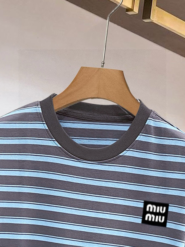 ￼ ￼    MUMU 25官网同步发售 欧美流行趋势 洗水分层工艺 洗水纯棉面料 条纹线条搭配 提升档