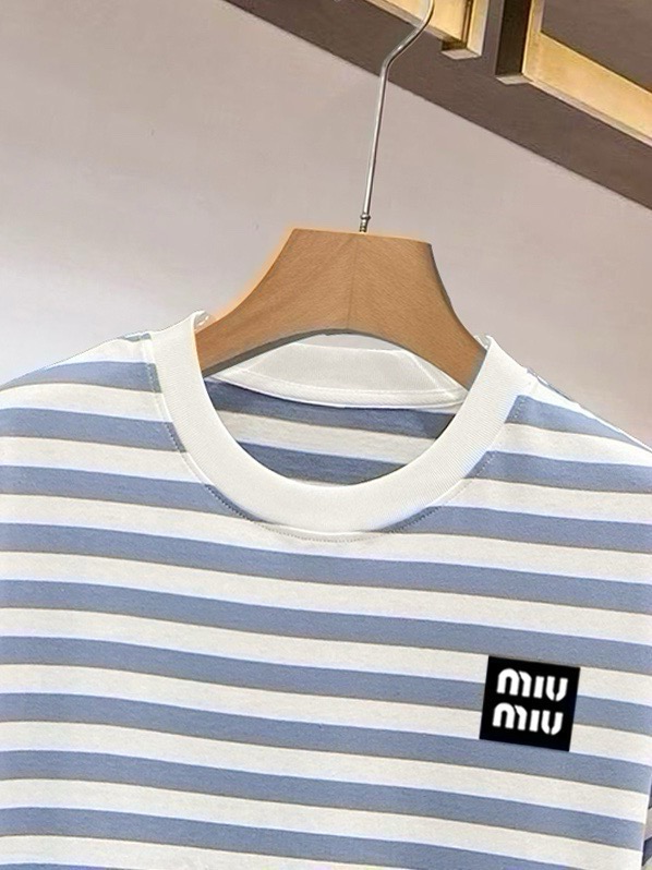 ￼ ￼    MUMU 25官网同步发售 欧美流行趋势 洗水分层工艺 洗水纯棉面料 条纹线条搭配 提升档