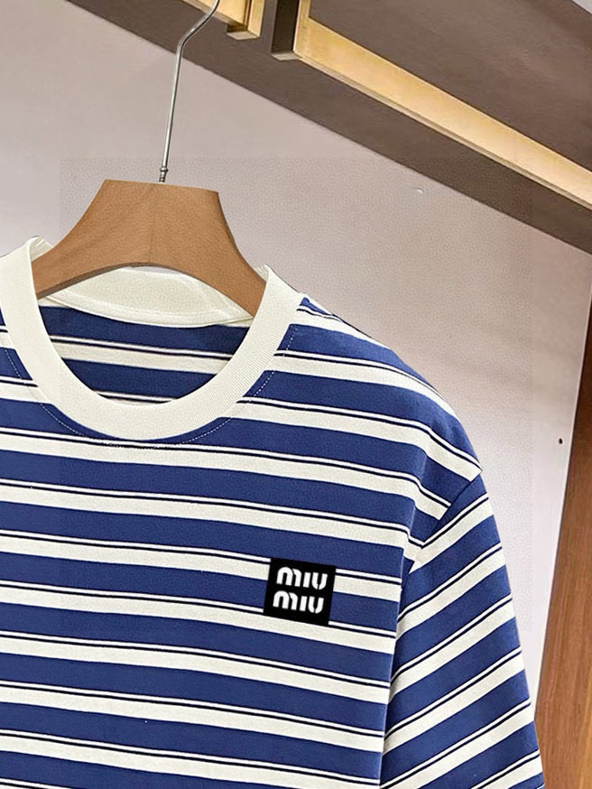 ￼ ￼    MUMU 25官网同步发售 欧美流行趋势 洗水分层工艺 洗水纯棉面料 条纹线条搭配 提升档