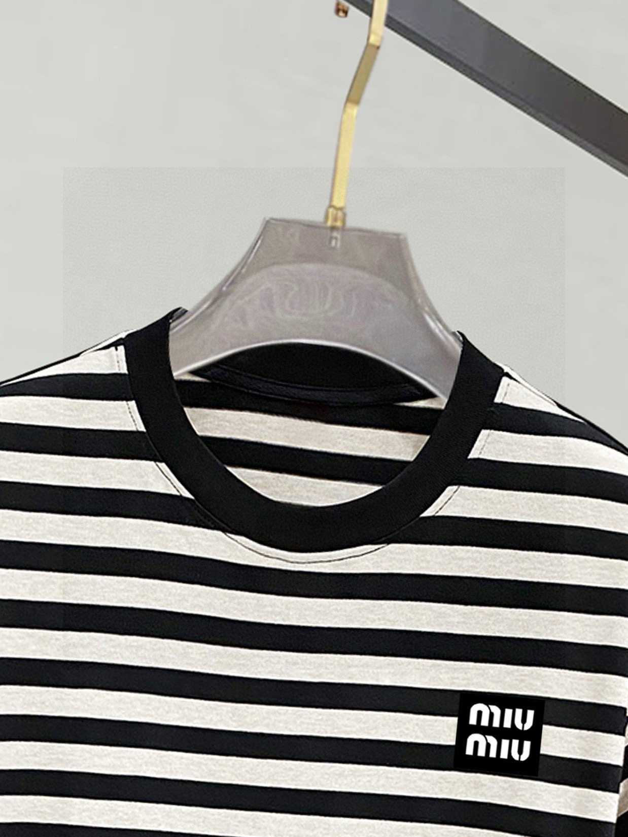 ￼ ￼    MUMU 25官网同步发售 欧美流行趋势 洗水分层工艺 洗水纯棉面料 条纹线条搭配 提升档