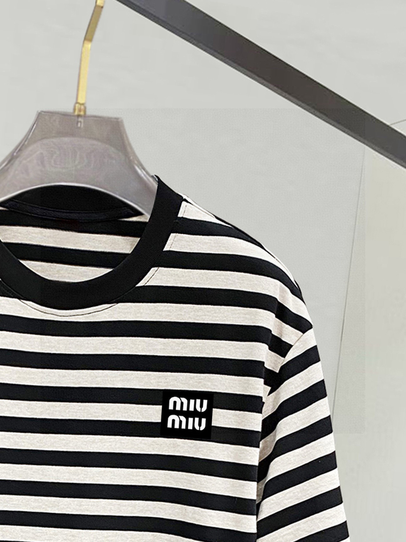 ￼ ￼    MUMU 25官网同步发售 欧美流行趋势 洗水分层工艺 洗水纯棉面料 条纹线条搭配 提升档