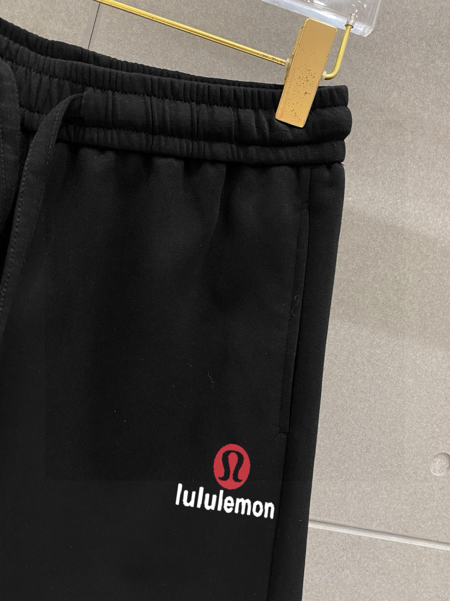 ￼ ￼ ￼ ￼  lululem 春夏新款短裤 这款极简表达现代态度。面布63.1%棉36.9聚酯倩维 