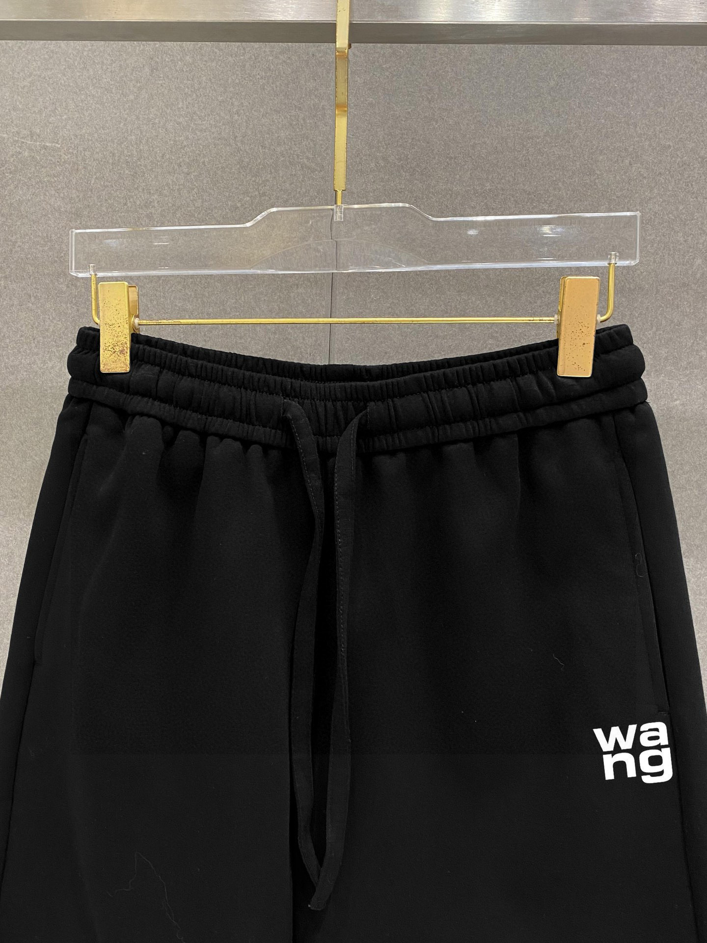 ￼ ￼ ￼ ￼  压力山大王 春夏新款短裤 这款极简表达现代态度。面布63.1%棉36.9聚酯倩维 超薄