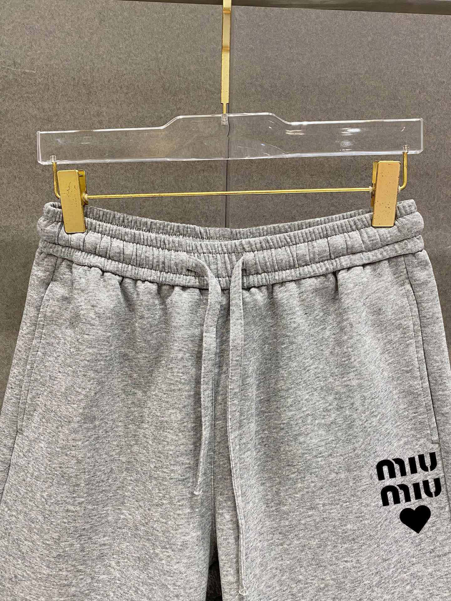 ￼ ￼ ￼ ￼  MiU MiU  春夏新款短裤 这款极简表达现代态度。面布63.1%棉36.9聚酯倩维