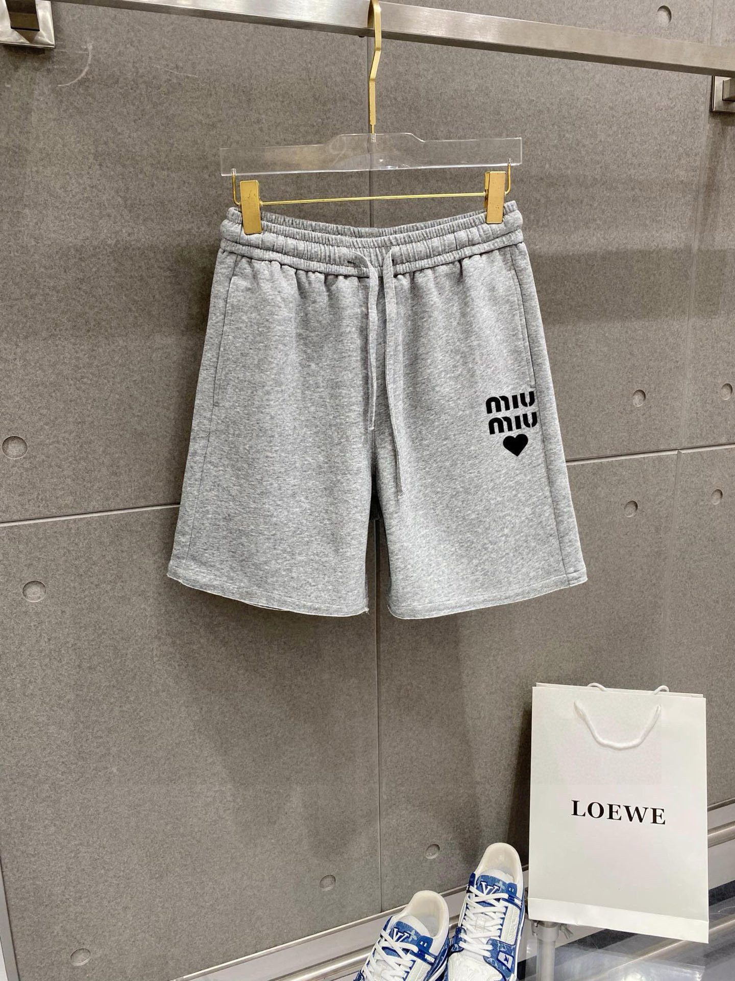 ￼ ￼ ￼ ￼  MiU MiU  春夏新款短裤 这款极简表达现代态度。面布63.1%棉36.9聚酯倩维