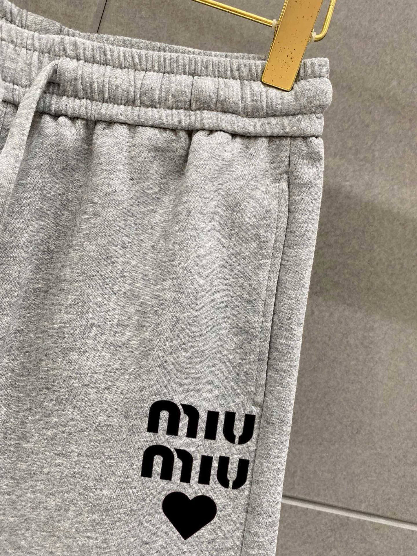 ￼ ￼ ￼ ￼  MiU MiU  春夏新款短裤 这款极简表达现代态度。面布63.1%棉36.9聚酯倩维