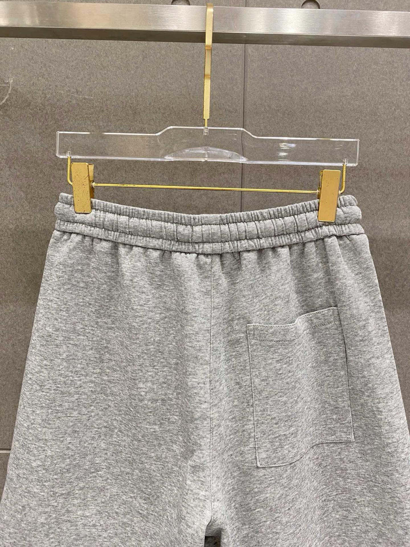 ￼ ￼ ￼ ￼  MiU MiU  春夏新款短裤 这款极简表达现代态度。面布63.1%棉36.9聚酯倩维