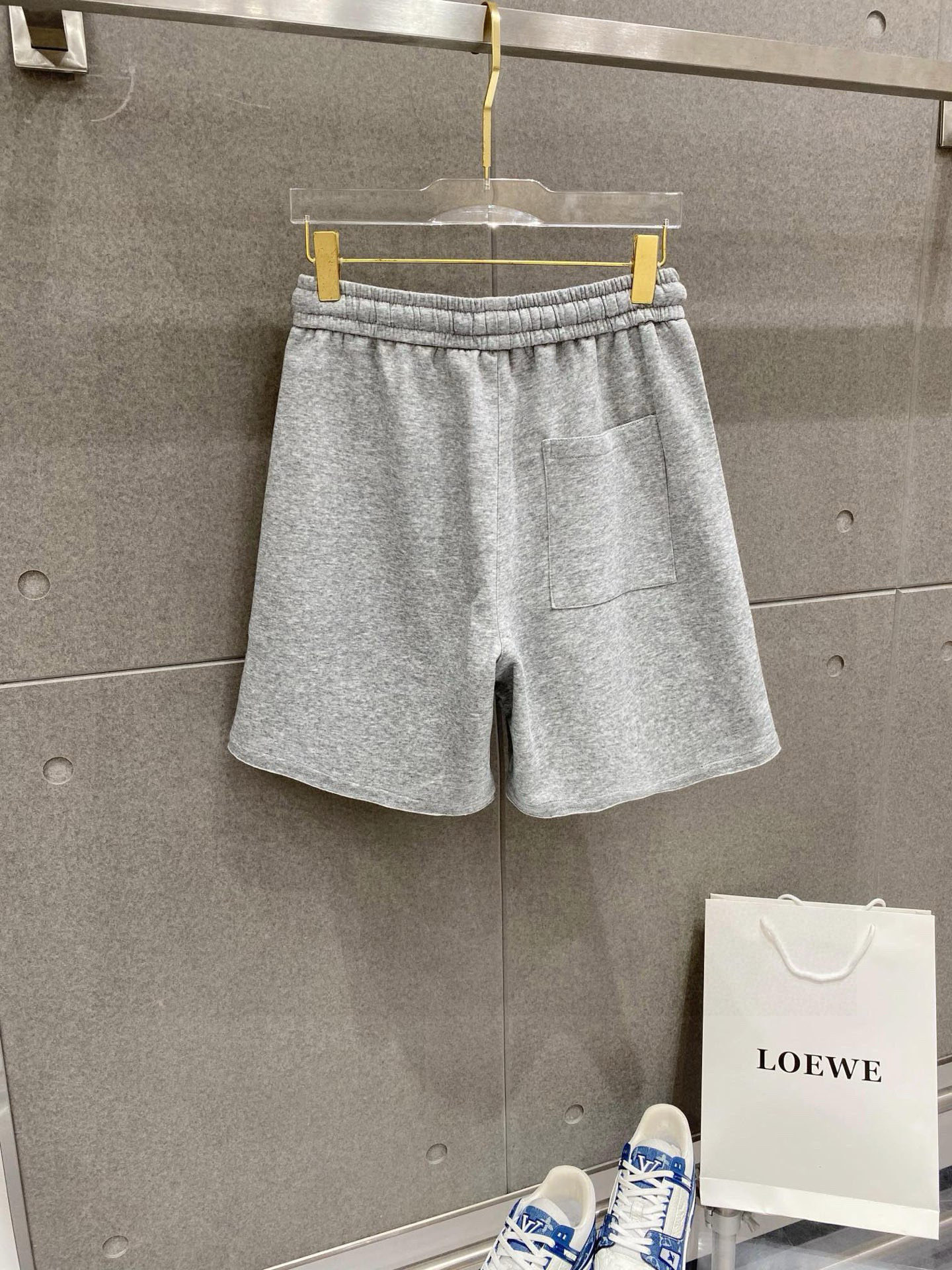 ￼ ￼ ￼ ￼  MiU MiU  春夏新款短裤 这款极简表达现代态度。面布63.1%棉36.9聚酯倩维