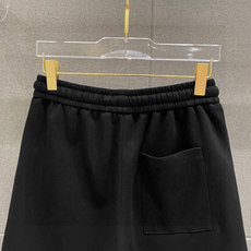     MiU MiU 春夏新款短裤 这款极简表达现代态度。面布63.1%棉36.9聚酯倩维     MiU MiU 春夏新款短裤 这款极简表达现代态度。面布63.1%棉36.9聚酯倩维