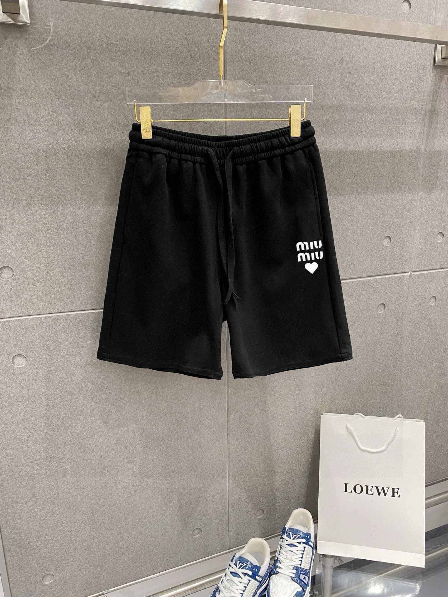 ￼ ￼ ￼ ￼  MiU MiU  春夏新款短裤 这款极简表达现代态度。面布63.1%棉36.9聚酯倩维