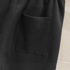     MiU MiU 春夏新款短裤 这款极简表达现代态度。面布63.1%棉36.9聚酯倩维     MiU MiU 春夏新款短裤 这款极简表达现代态度。面布63.1%棉36.9聚酯倩维