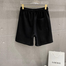     MiU MiU 春夏新款短裤 这款极简表达现代态度。面布63.1%棉36.9聚酯倩维     MiU MiU 春夏新款短裤 这款极简表达现代态度。面布63.1%棉36.9聚酯倩维