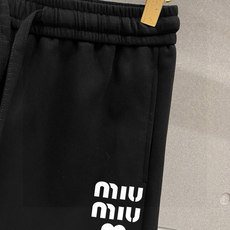     MiU MiU 春夏新款短裤 这款极简表达现代态度。面布63.1%棉36.9聚酯倩维     MiU MiU 春夏新款短裤 这款极简表达现代态度。面布63.1%棉36.9聚酯倩维