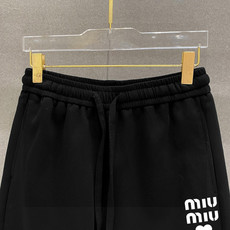     MiU MiU 春夏新款短裤 这款极简表达现代态度。面布63.1%棉36.9聚酯倩维     MiU MiU 春夏新款短裤 这款极简表达现代态度。面布63.1%棉36.9聚酯倩维