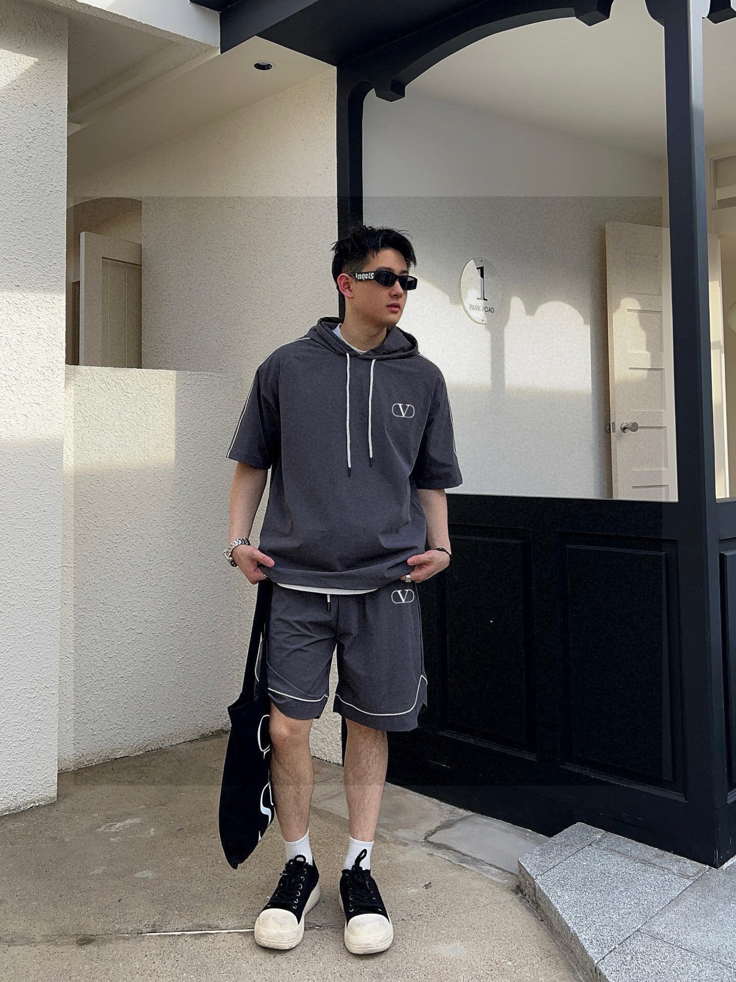华伦天奴 官方同步更新 短袖套装 经典织带点缀 轻盈舒适透气四面弹面料 冰凉冰凉 夏天一定要来一套 必备