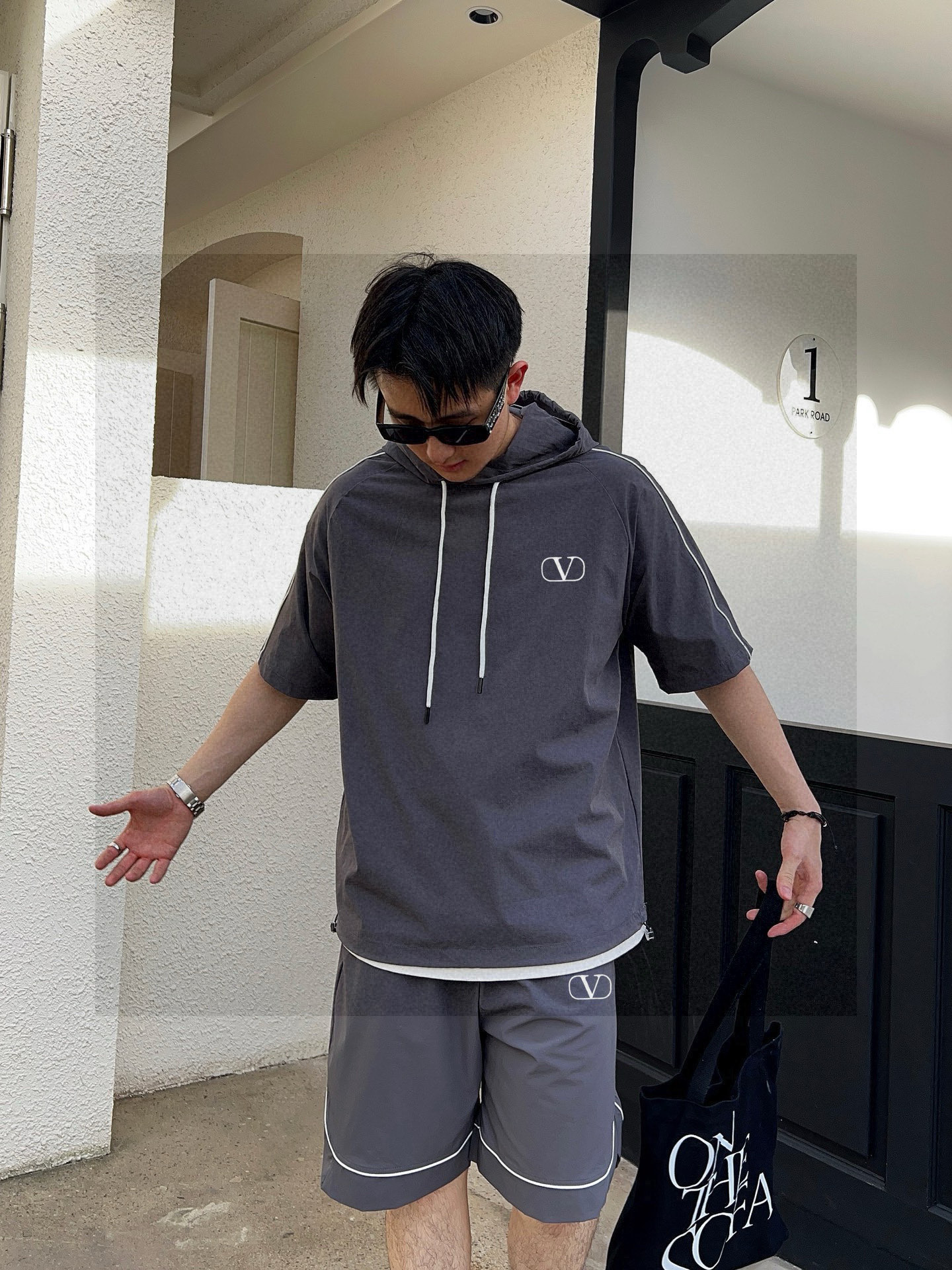华伦天奴 官方同步更新 短袖套装 经典织带点缀 轻盈舒适透气四面弹面料 冰凉冰凉 夏天一定要来一套 必备