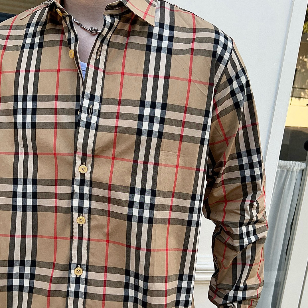 ￼  巴宝莉 Burberry 织带拼接格纹棉质BUR王牌渠道，官网售价五千，一经发售已准备售罄！新配色