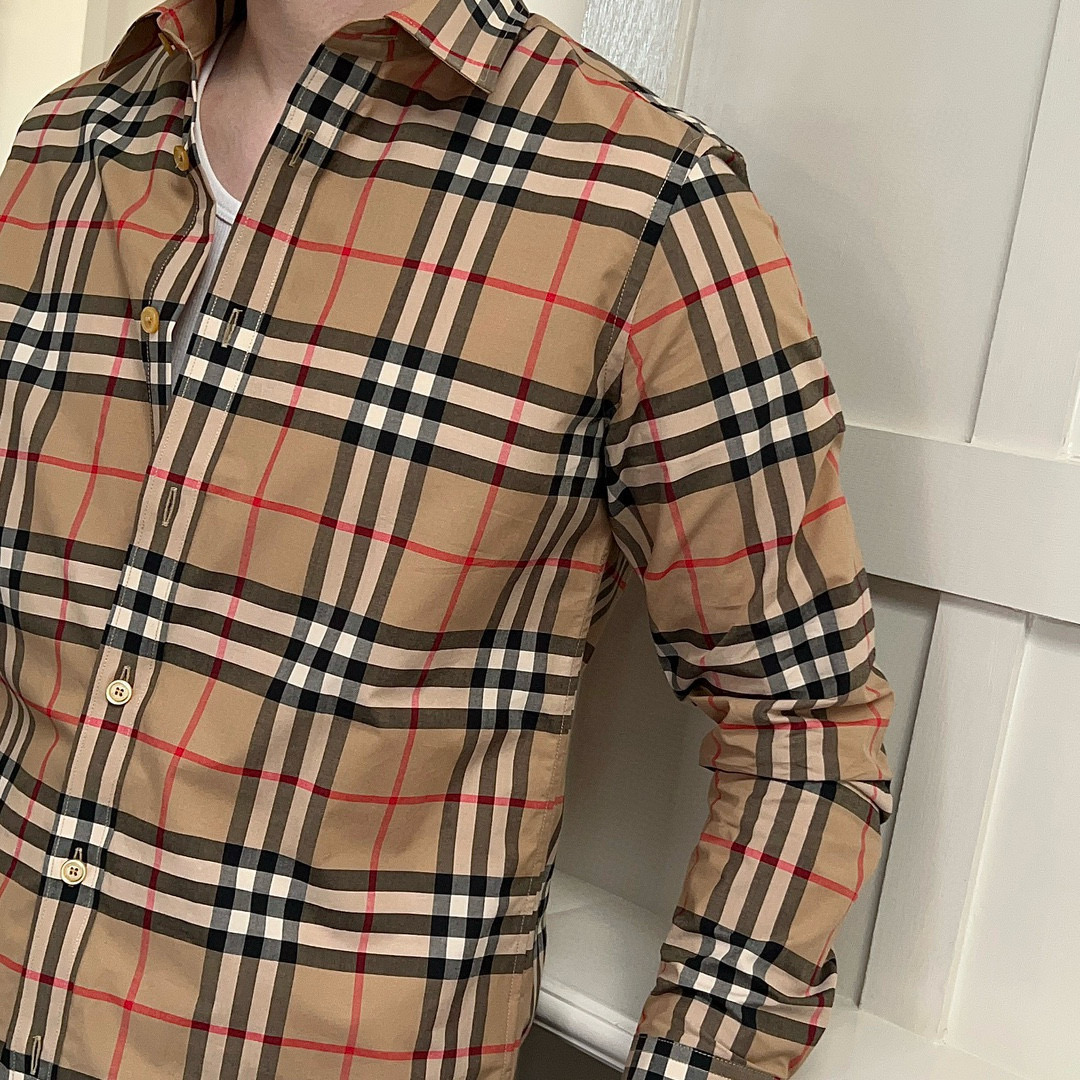 ￼  巴宝莉 Burberry 织带拼接格纹棉质BUR王牌渠道，官网售价五千，一经发售已准备售罄！新配色