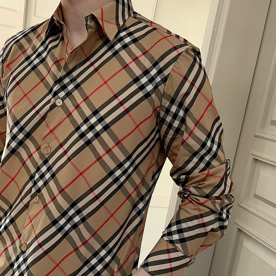 ￼  巴宝莉 Burberry 织带拼接格纹棉质BUR王牌渠道，官网售价五千，一经发售已准备售罄！新配色