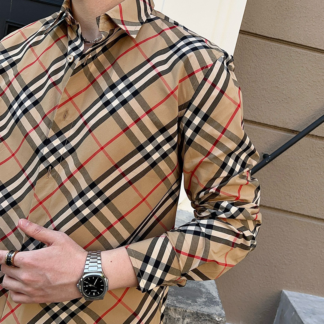 ￼  巴宝莉 Burberry 织带拼接格纹棉质BUR王牌渠道，官网售价五千，一经发售已准备售罄！新配色