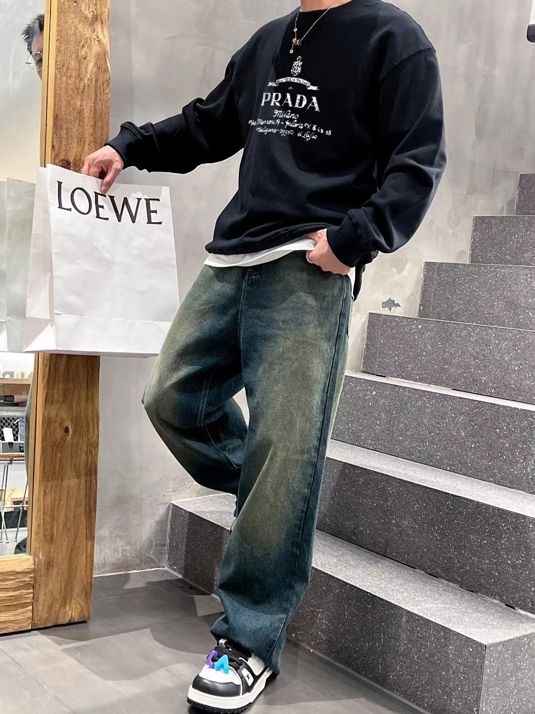 ￼ ￼ ￼ ￼ 普拉达 官网 新款字母印花双层重工字母图案不管是T桖还是卫衣都是每年的爆款单品 前幅大面