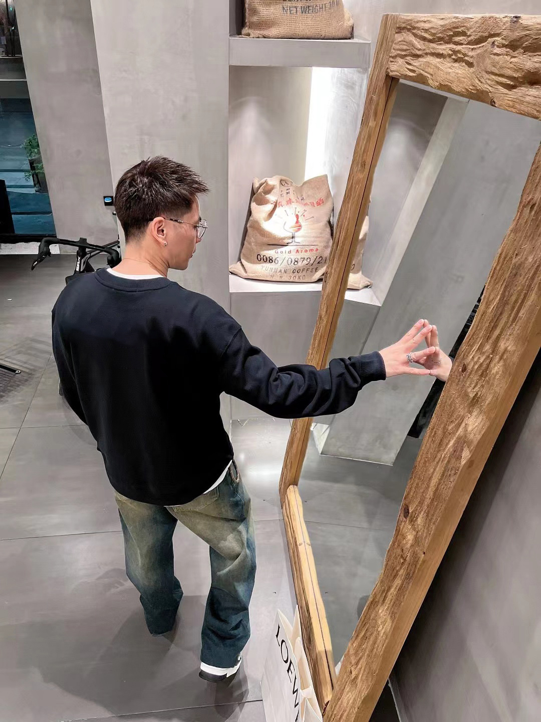 ￼ ￼ ￼ ￼ 普拉达 官网 新款字母印花双层重工字母图案不管是T桖还是卫衣都是每年的爆款单品 前幅大面